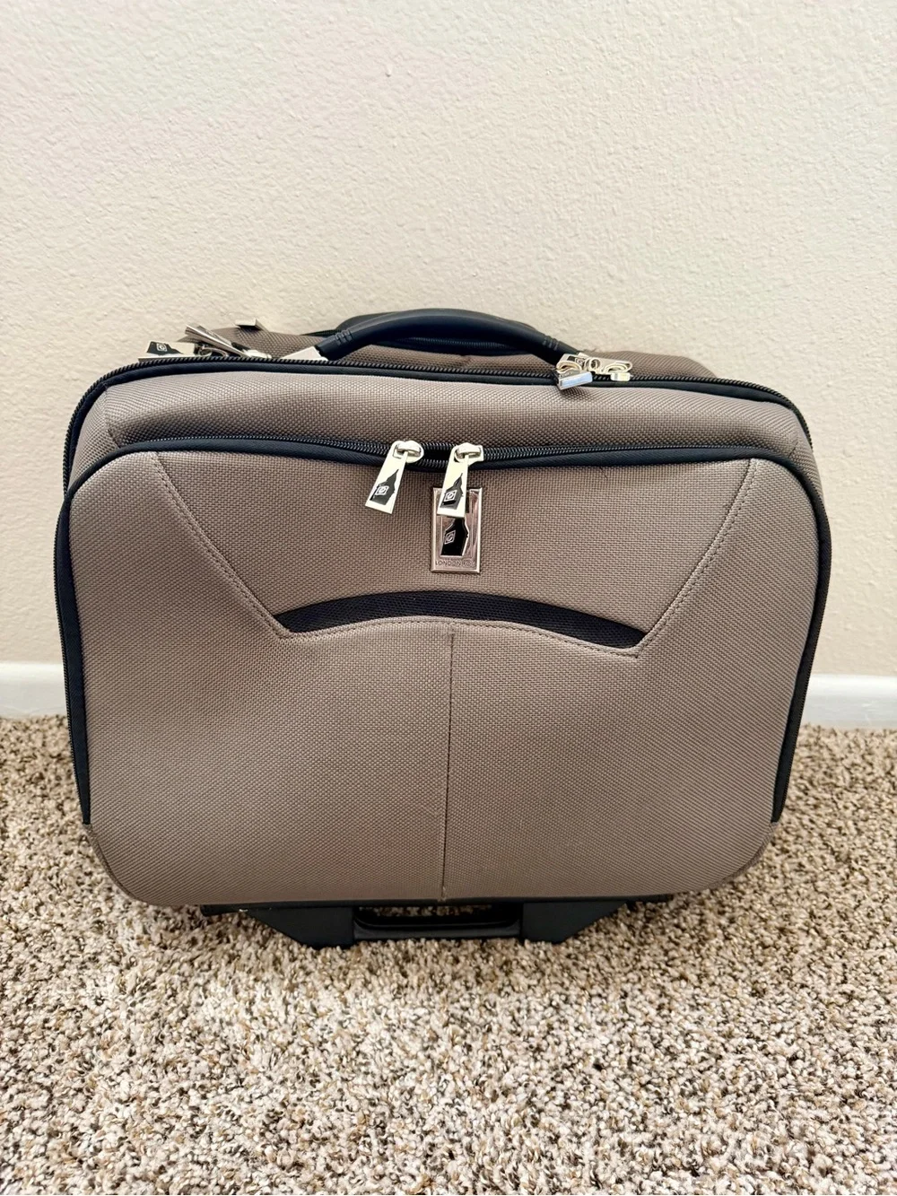 London Fog Rolling Laptop Bag